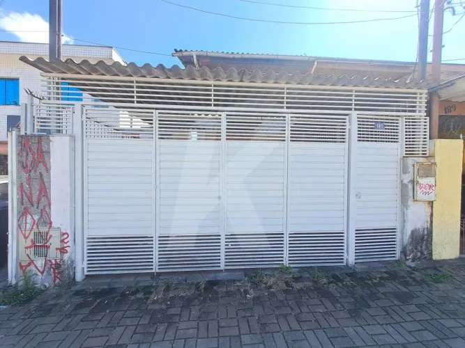Sobrado com 2 quartos, sala, cozinha, banheiro, 2 vagas de garagem
