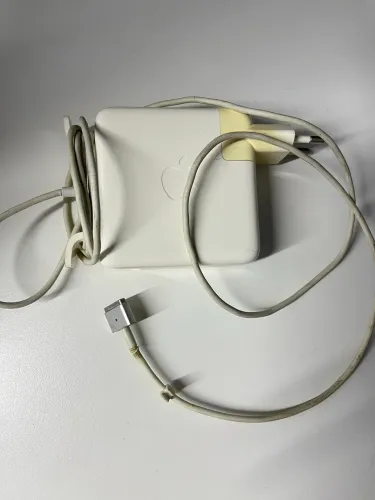 Carregador MacBook Pro (usado)