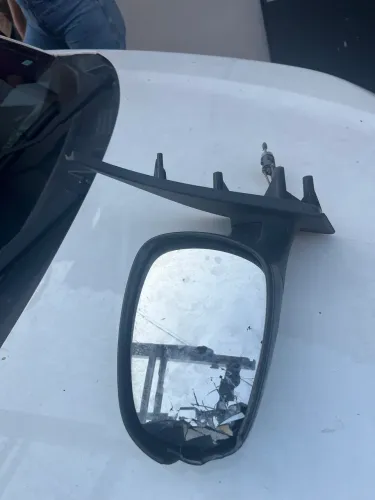 Vendo retrovisor do Fiat mobi lado motorista, com avarias