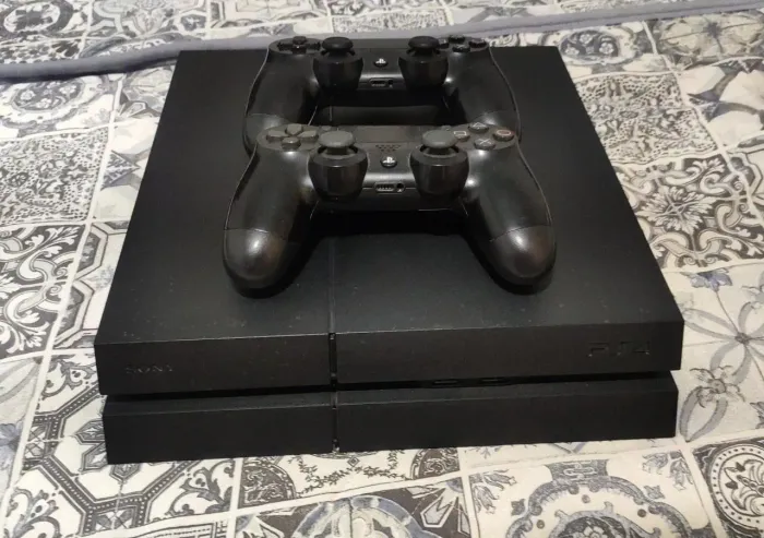 PS4 Fat 500GB + 2 Controles Originais + Caixa e Cabos