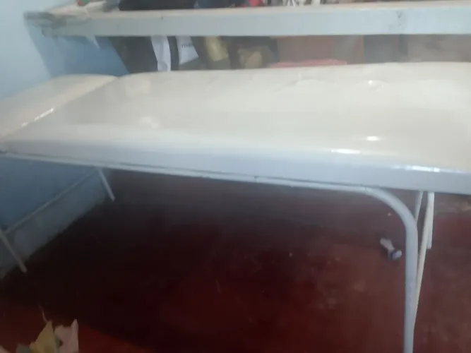 Vende-se uma maca de salão semi nova