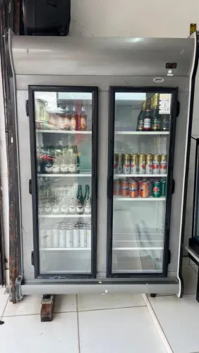 Expositor de bebidas duas portas