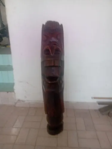 uma carranca de 90cm madeira de lei