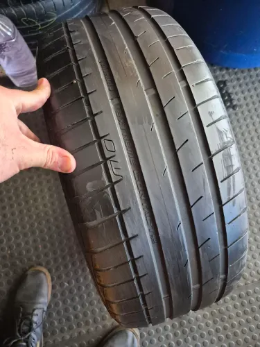 Um pneu 215/50/17 continental vulcanizado (230 em 2× no ct