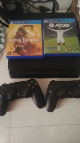 Ps4 com FC 25 e mortal Kombat