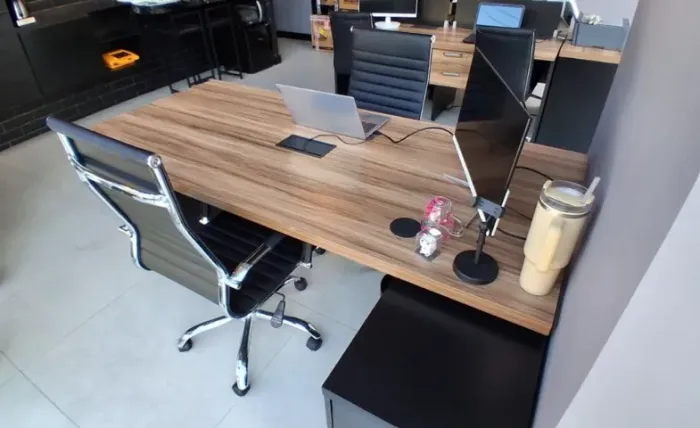 Mesa de reunião com cadeiras