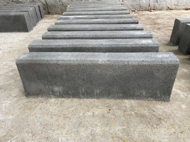 Meio fio de concreto