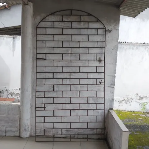 Ótima Grade de Porta Reforçada e Conservada