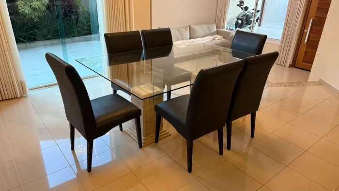 Jogo de mesa com cadeiras 