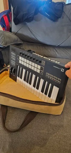 Controlador MIDI Novation Launchkey 25 MK2 + Bag