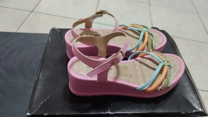 Sandália Pink Cats infantil anabela modelo V3112 com tiras coloridas e detalhes em brilho.