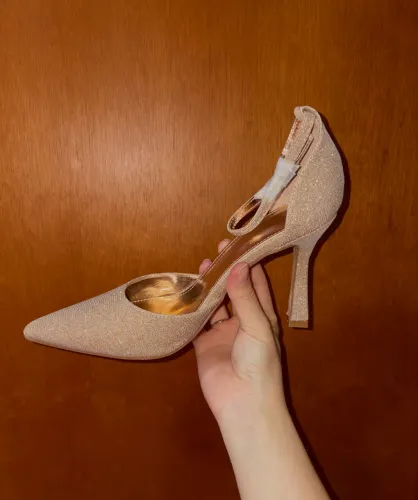 sapato brilhante dourado de salto tamanho 38