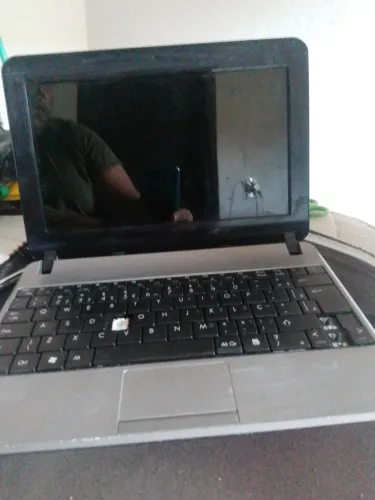 Vende-se Netbook positivo para arrumar ou retirar peças.
