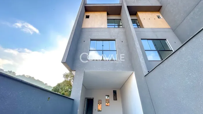 Sobrado Triplex com 3 quartos sendo 1 suíte e 140 m² no bairro Água Verde em Blumenau/SC.