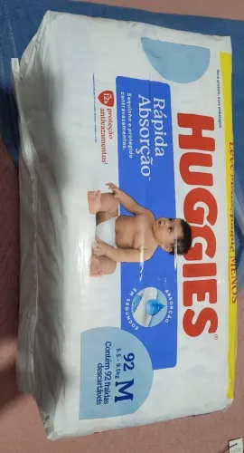 Vendo fralda huggies M 92 unidades LACRADA