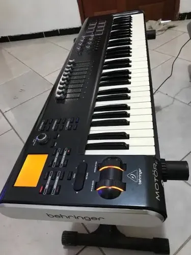 CONTROLADOR MIDI BERINGHER MOTOR 61