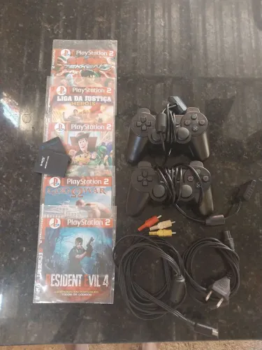 Kit Acessórios PS2: 2 Controles, Cabos, 5 Jogos e 2 Memory Cards .