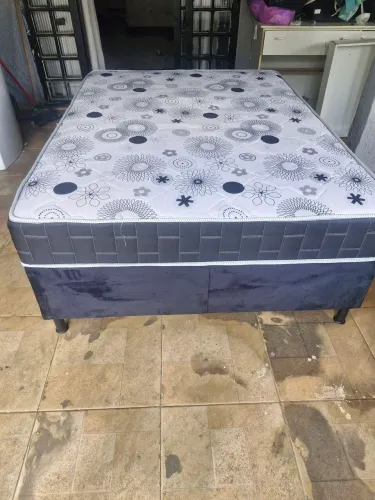 Cama bem conservada casal padrão 1.38x1.88 Box e colchão de molas ensacadas Topázio