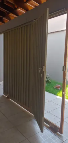Portão de garagem com social integrado