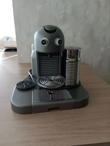 Cafeteira Nespresso com Aeroccino Espumador de Leite