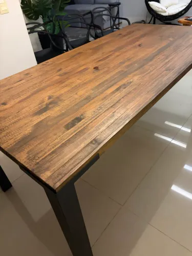 Mesa em madeira maciça