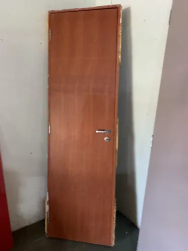 Porta pronta semi nova de 60x2,10-