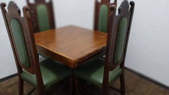 Mesa e cadeiras de cerejeira maciça