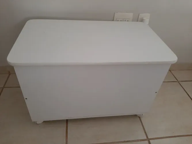 Baú em MDF branco, com rodinhas