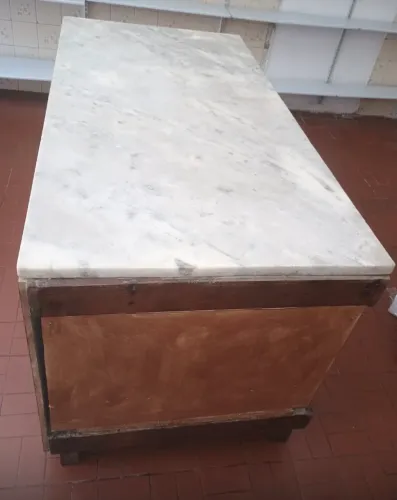 Mesa de madeira com pedra de mármore