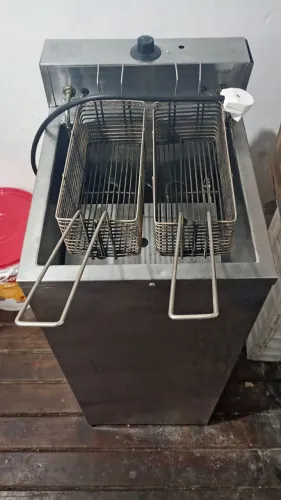 Fritadeira com defeito + Utensílios