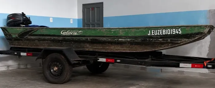 Vendo barco calaça 4 metros, motor 15 hp yamaha revisado e carretinha documentada 2026.
