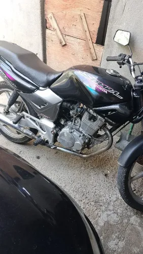 Moto bem conservada boa pra trabalhar 