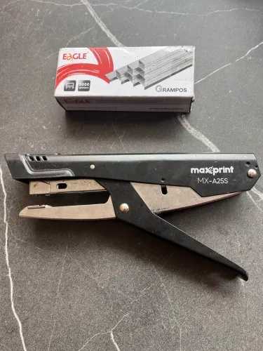 Grampeador Maxprint MX-A25S + caixa de grampos