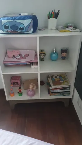 Estante infantil com nichos organizadores 