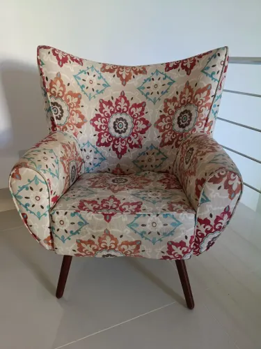 2 poltronas em tecido com design moderno.