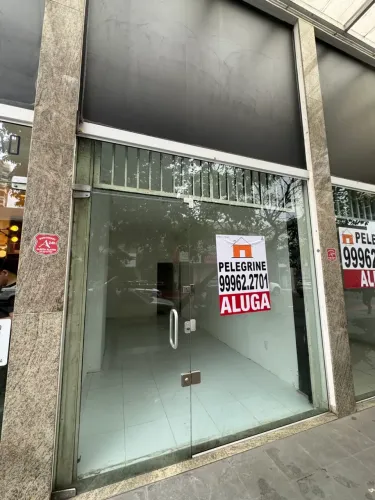 Pelegrine Aluga Loja com 35m² (30m² térreo e 5m² mezan.), pé direito alto, 1 vaga Itapuã