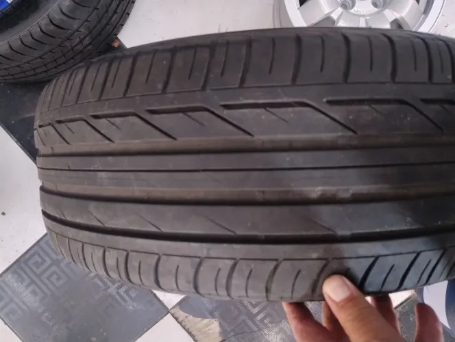Pneu semi novo rum flat 225/50/18 bridstone