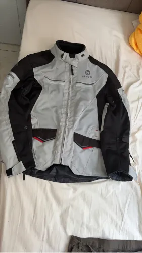 Jaqueta de proteção para motociclista. Comprada na Europa