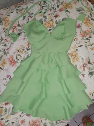 Vestido Curto na cor verde com amarração nas costas