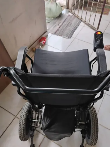 CADEIRA DE RODAS MOTORIZADA