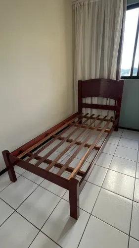 Cama de solteiro de madeira