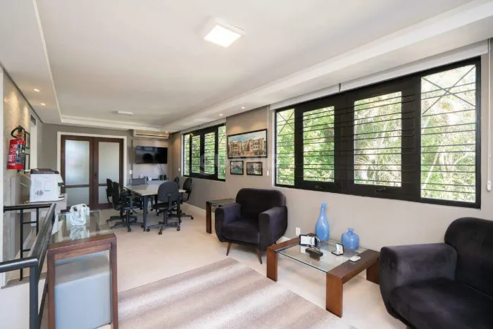 Casa comercial com sede administrativo e amplo depósito no bairro Ipanema.