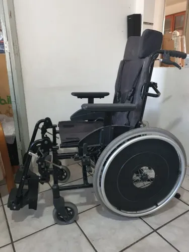 Cadeira de rodas ,, 3 meses de uso