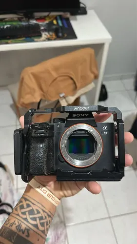 Sony a7III - apenas corpo + cage + 1 cartão sd 128gb