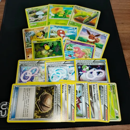 Lote com 18 cartas de Pokémon TCG Borda Amarela