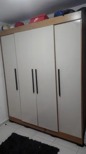 Vendo um guarda roupa novo 9 meses de uso 