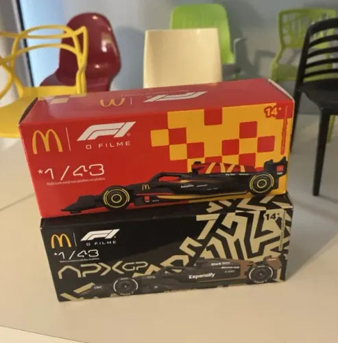 02 Carros colecionáveis McDonald´s - escaca 1/43 