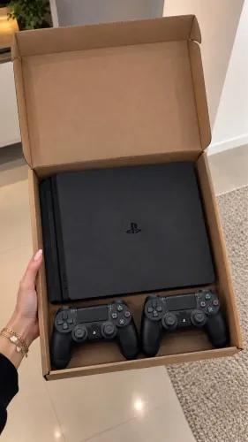 Ps4 slim com 2 controles na garantia