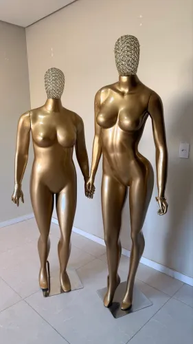 Manequim dourado loja de roupas