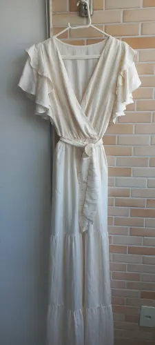 Vestido branco com detalhes dourados